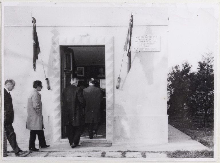 Gattatico-Reggio Emilia, 27-30 marzo 1970, Funerali di Alcide Cervi, casa Cervi, ingresso delle autorità 